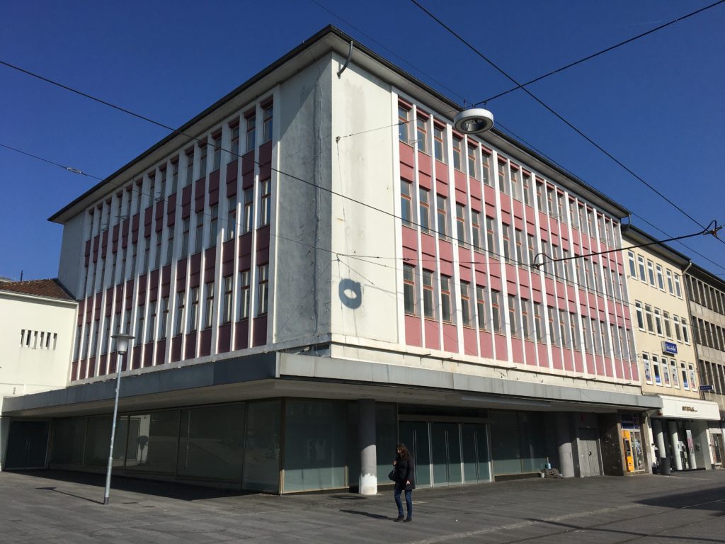 Das Ruru Haus der documenta fiftieen – das offizielle Hauptquartier im früheren "Sport-Arena" Kaufhaus in Kassel.