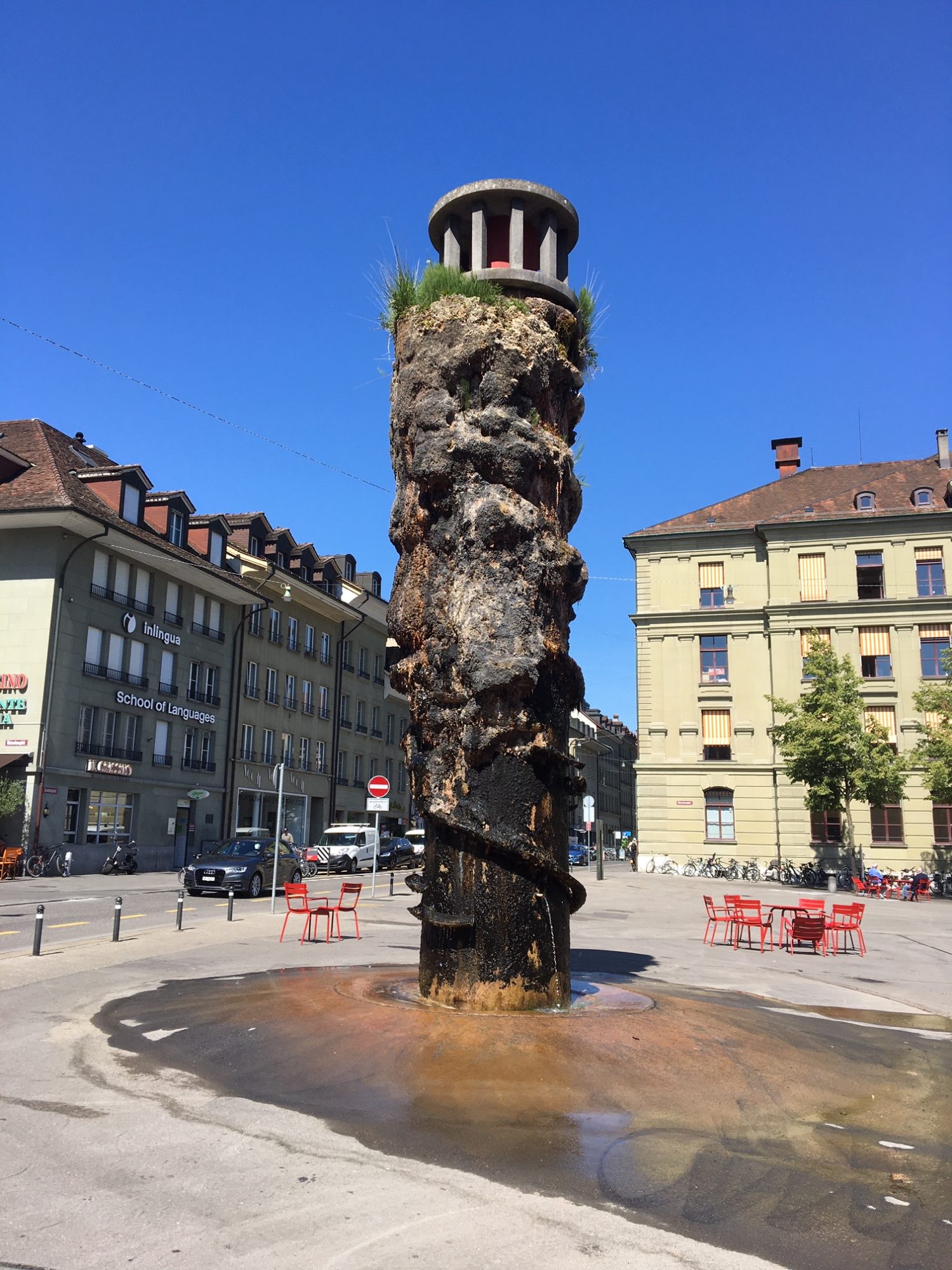 Surrealistinnen wie Meret Oppenheim wurden von der Kunstgeschichtsschreibung oft vernachlässigt: Meret Oppenheim Brunnen in Bern Waisenhausplatz