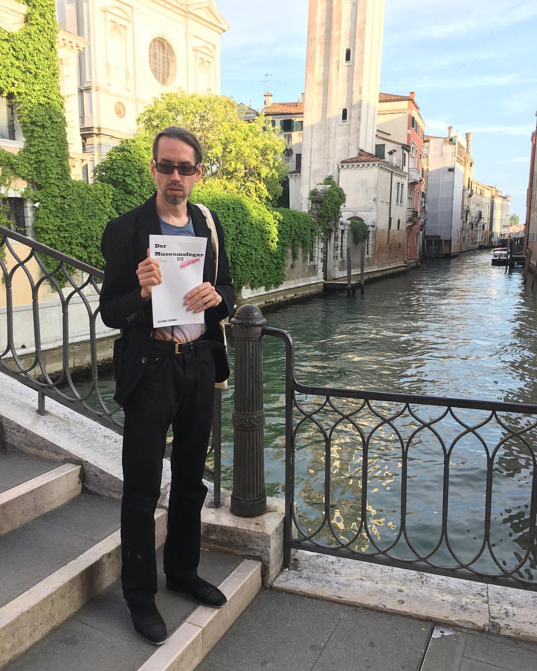 Der hungernde Künstler Sascha Boldt verkauft den Museumsfeger in Venedig