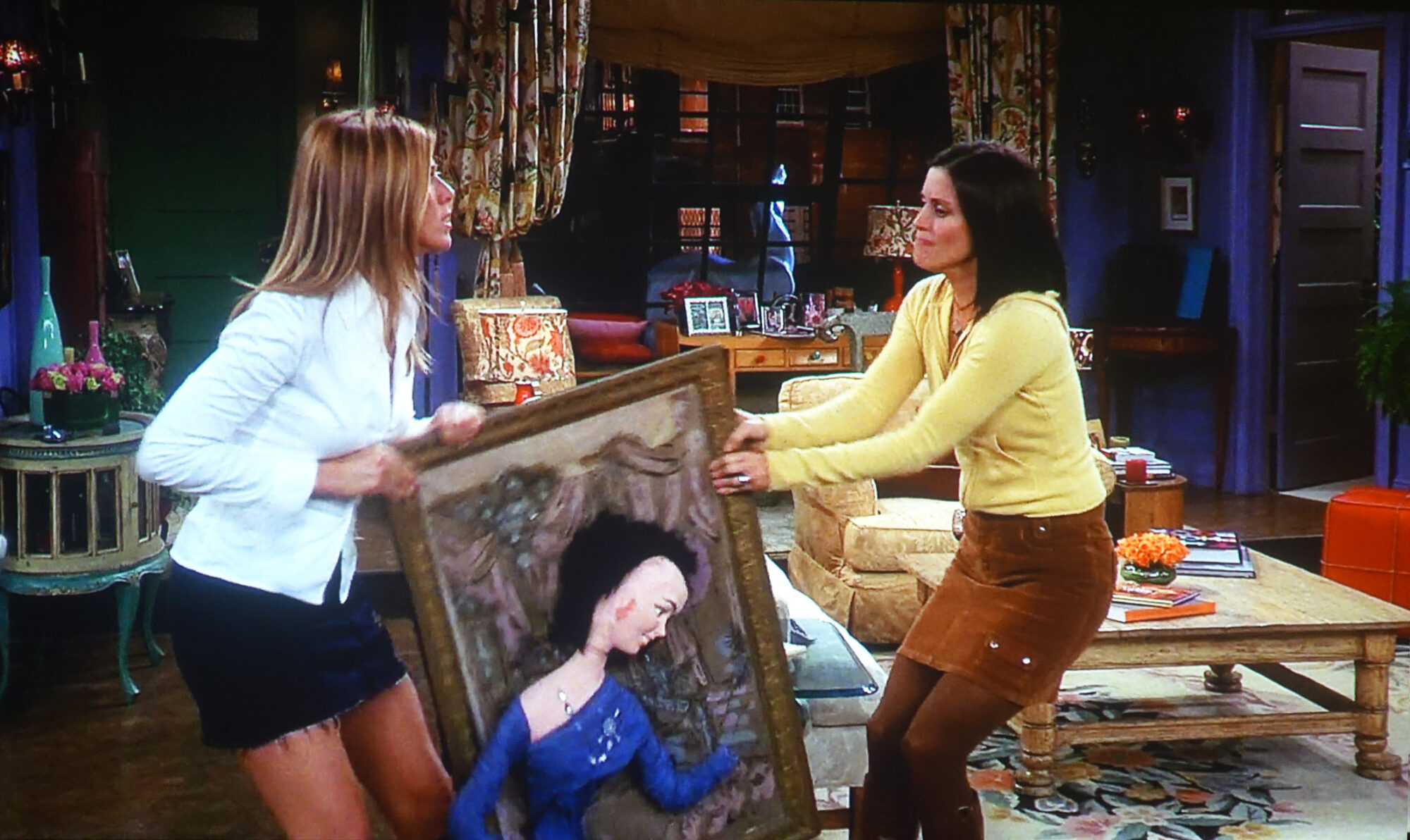 Rachel und Monica (Friends) streiten sich um ein Kunstwerk von Phoebe